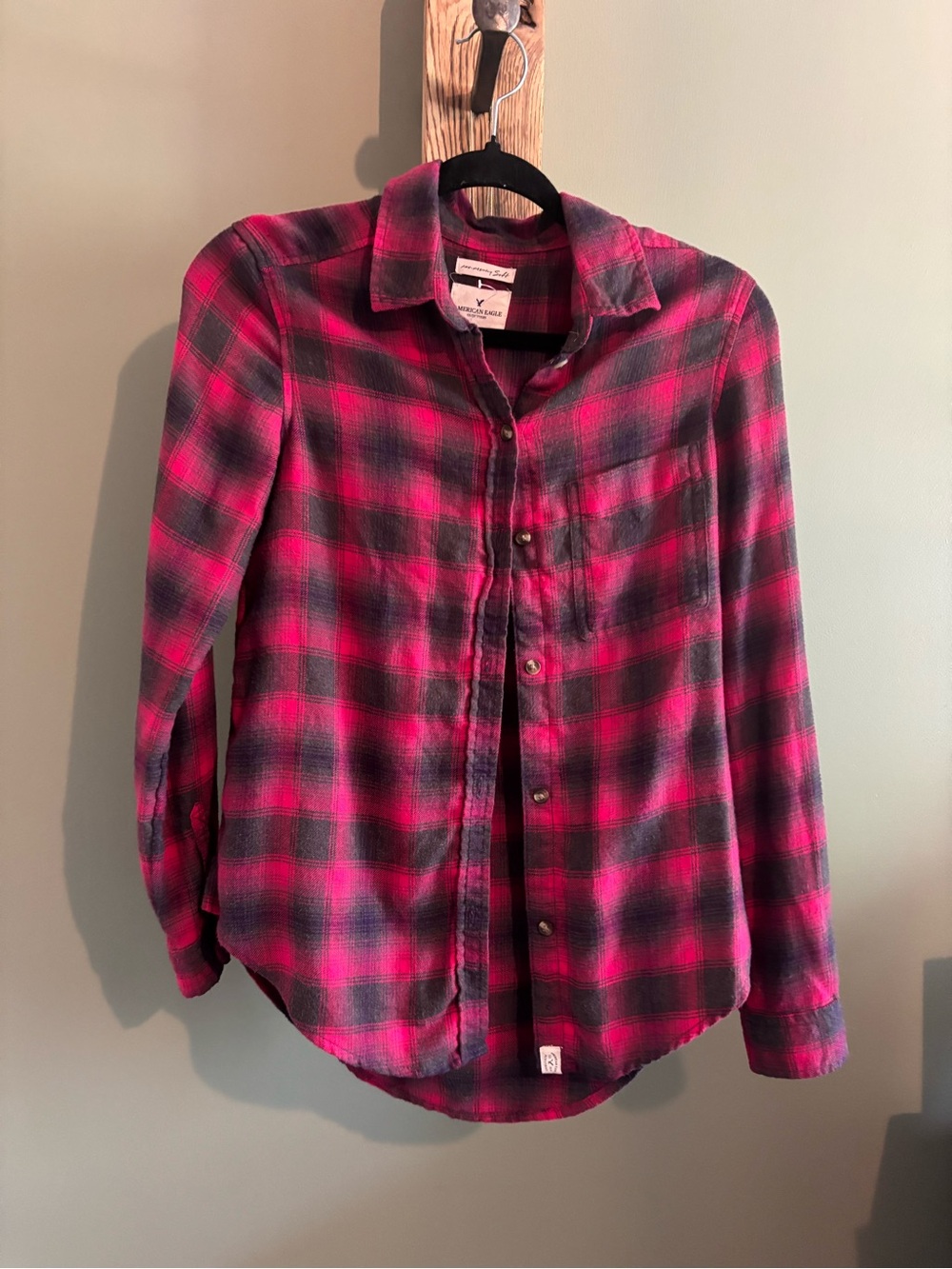145.) American Eagle / Boyfriend Fit / Amazingly Soft Plaid Button Down